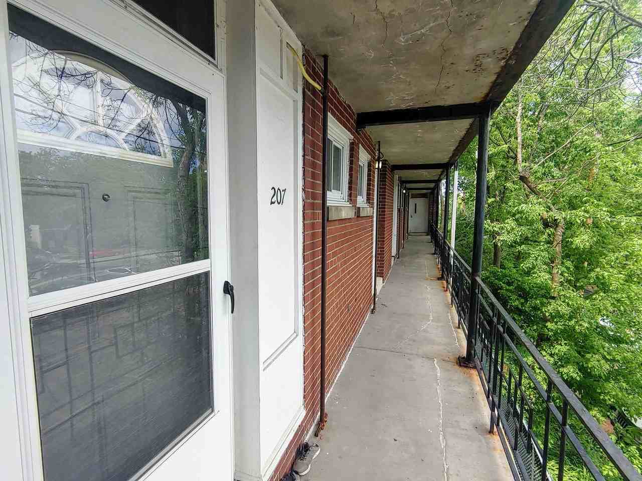 1026 E Lyon St - Photo 7 of 32