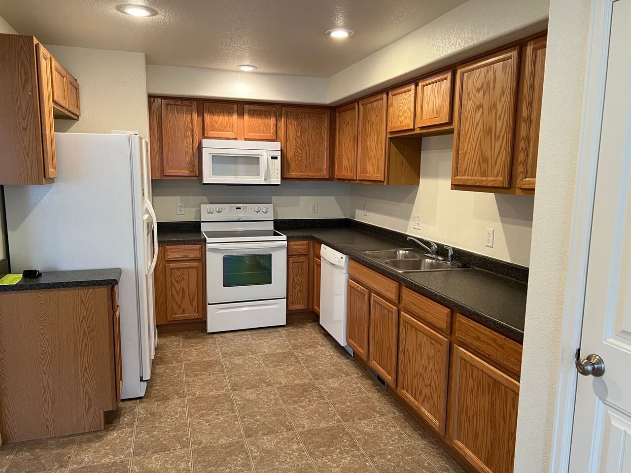 5006 Crews Ct - Photo 3 of 12