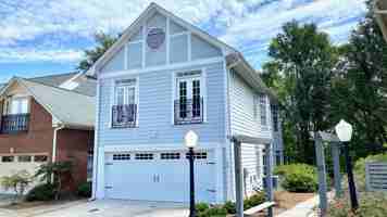 featured image of 33 Pear St