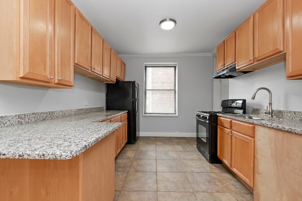 7219 S Yates Blvd - Photo 4 of 10