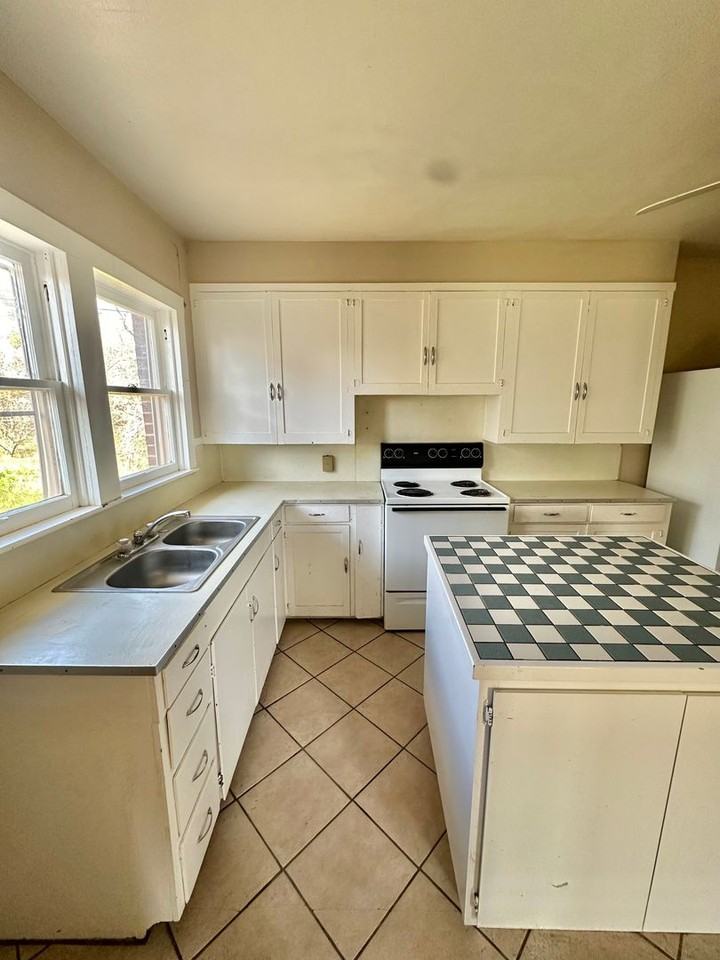 1709 S Van Buren St - Photo 5 of 11