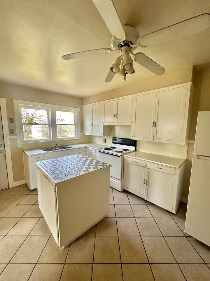 1709 S Van Buren St - Photo 6 of 11