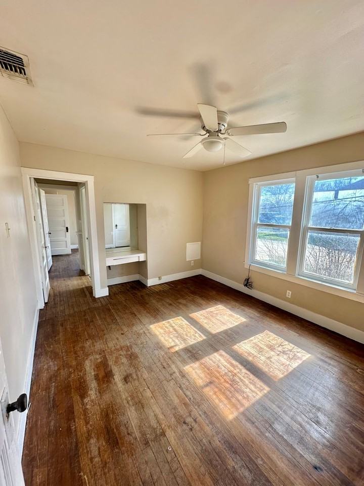 1709 S Van Buren St - Photo 7 of 11