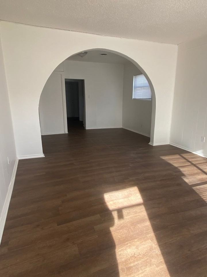 726 Ross Ave - Photo 2 of 10
