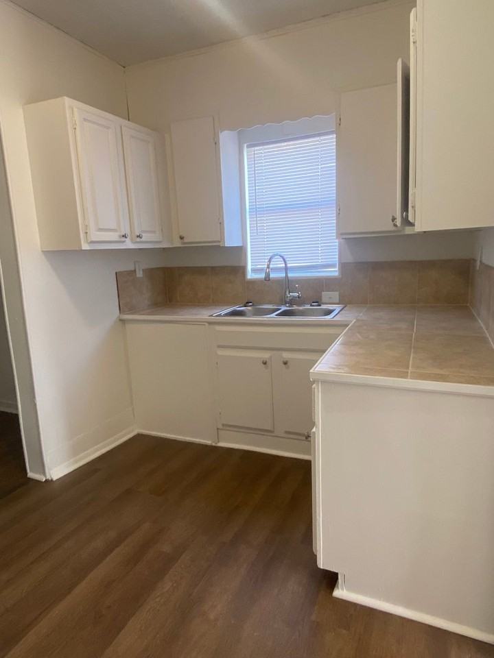 726 Ross Ave - Photo 3 of 10