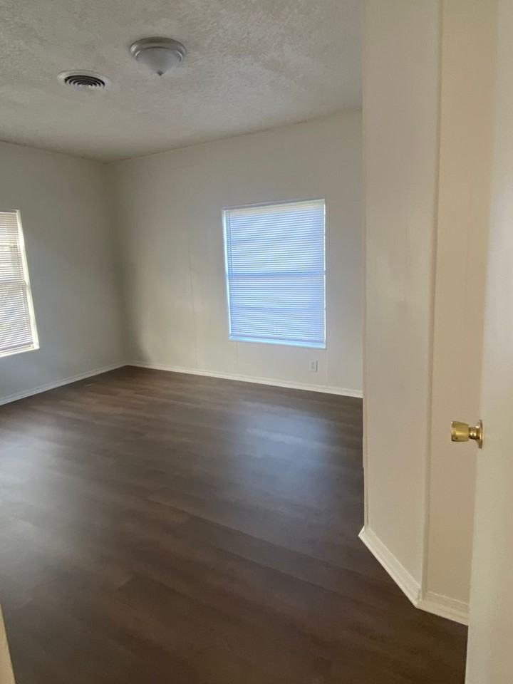 726 Ross Ave - Photo 5 of 10