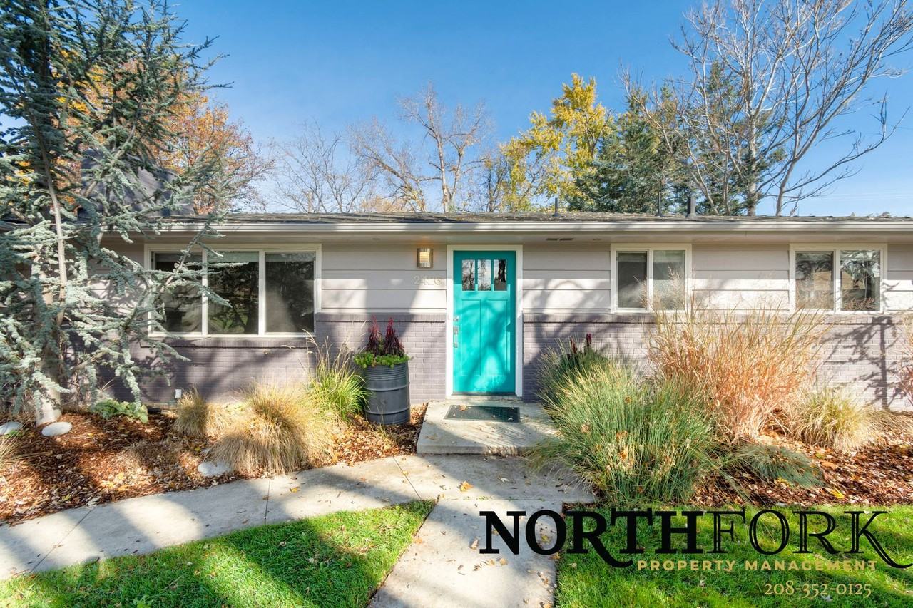 2426 N Redway Rd - Photo 2 of 20