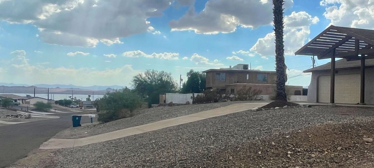 1695 Willow Ave - Photo 3 of 18