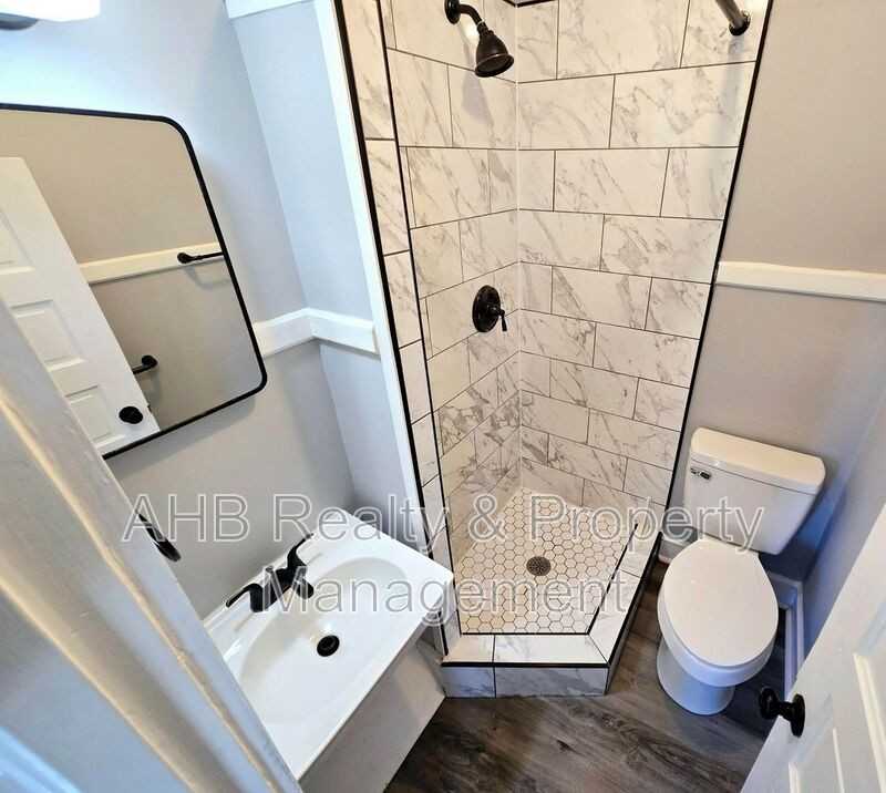 426 S Beaumont Ave - Photo 4 of 8