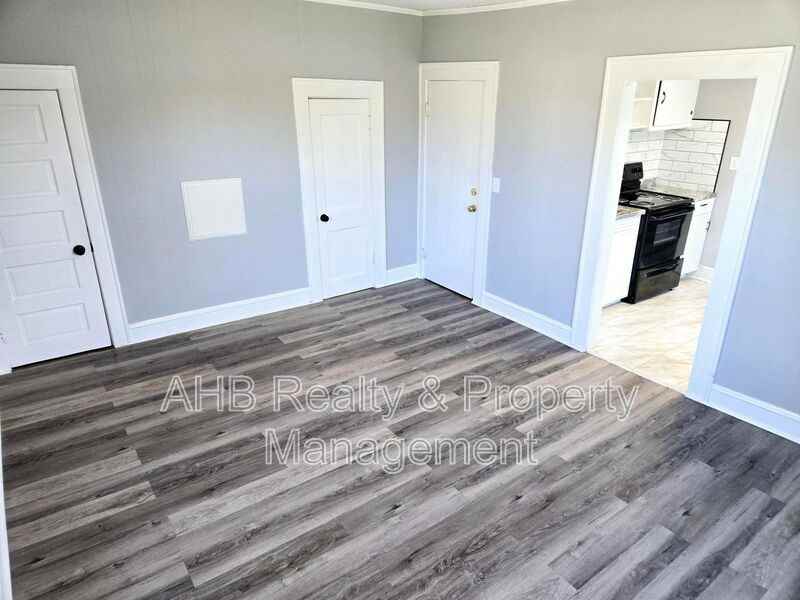 426 S Beaumont Ave - Photo 5 of 8