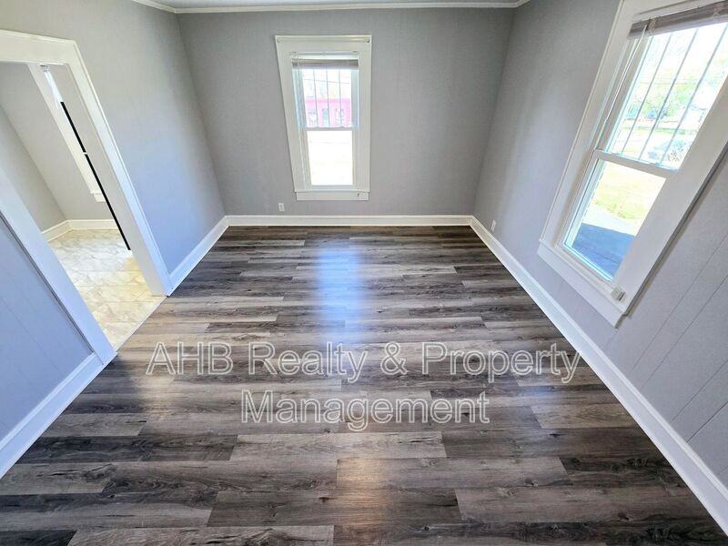426 S Beaumont Ave - Photo 6 of 8