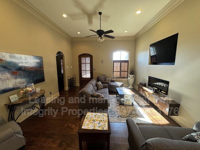 330 Dunvegan Ct - Photo 4 of 29