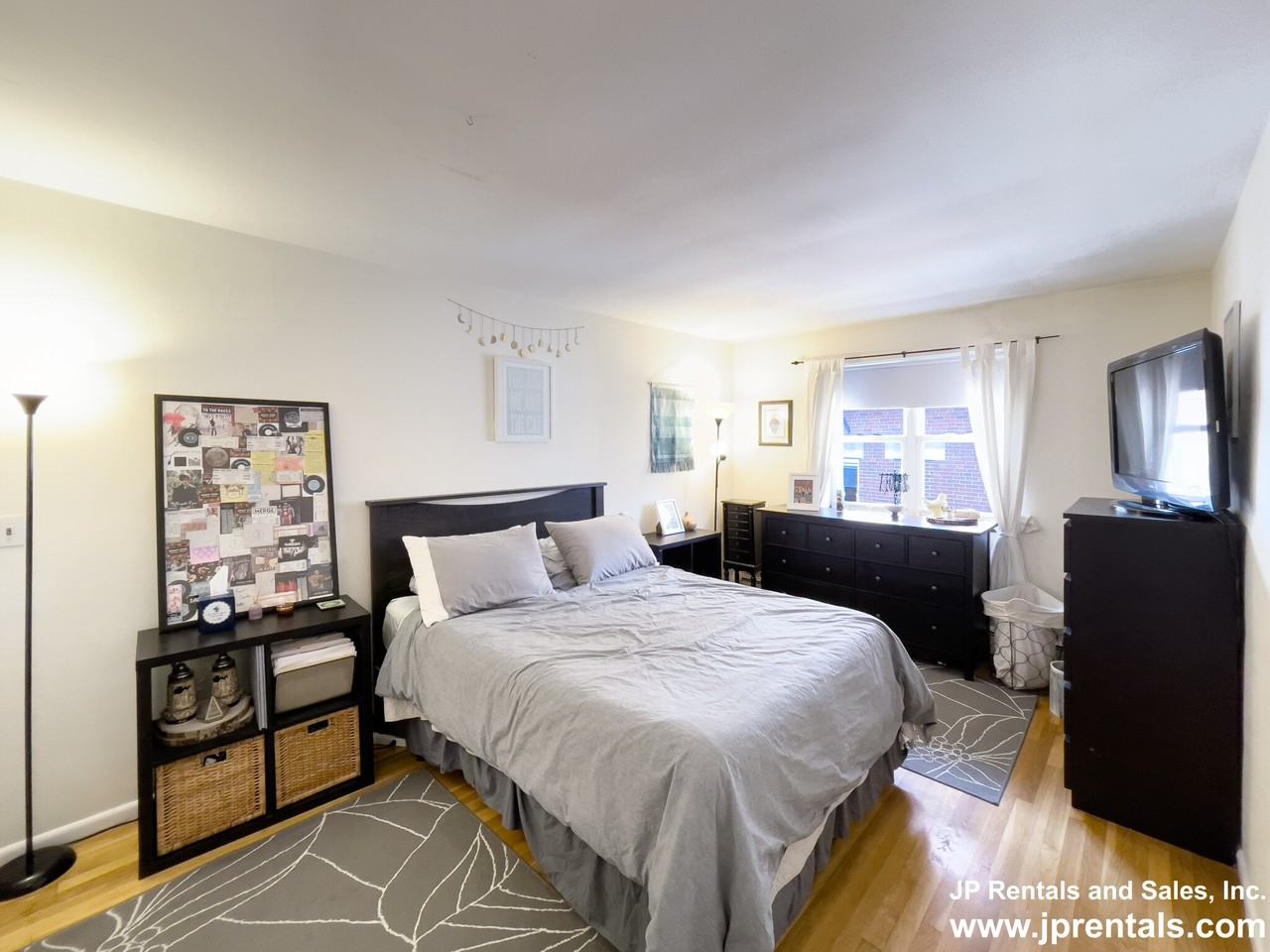 594 Centre St #8 - Photo 4 of 9