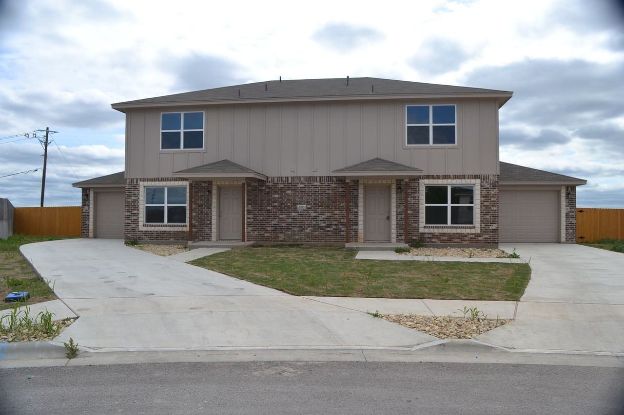 1915 Castroville Trl - Photo 2 of 17