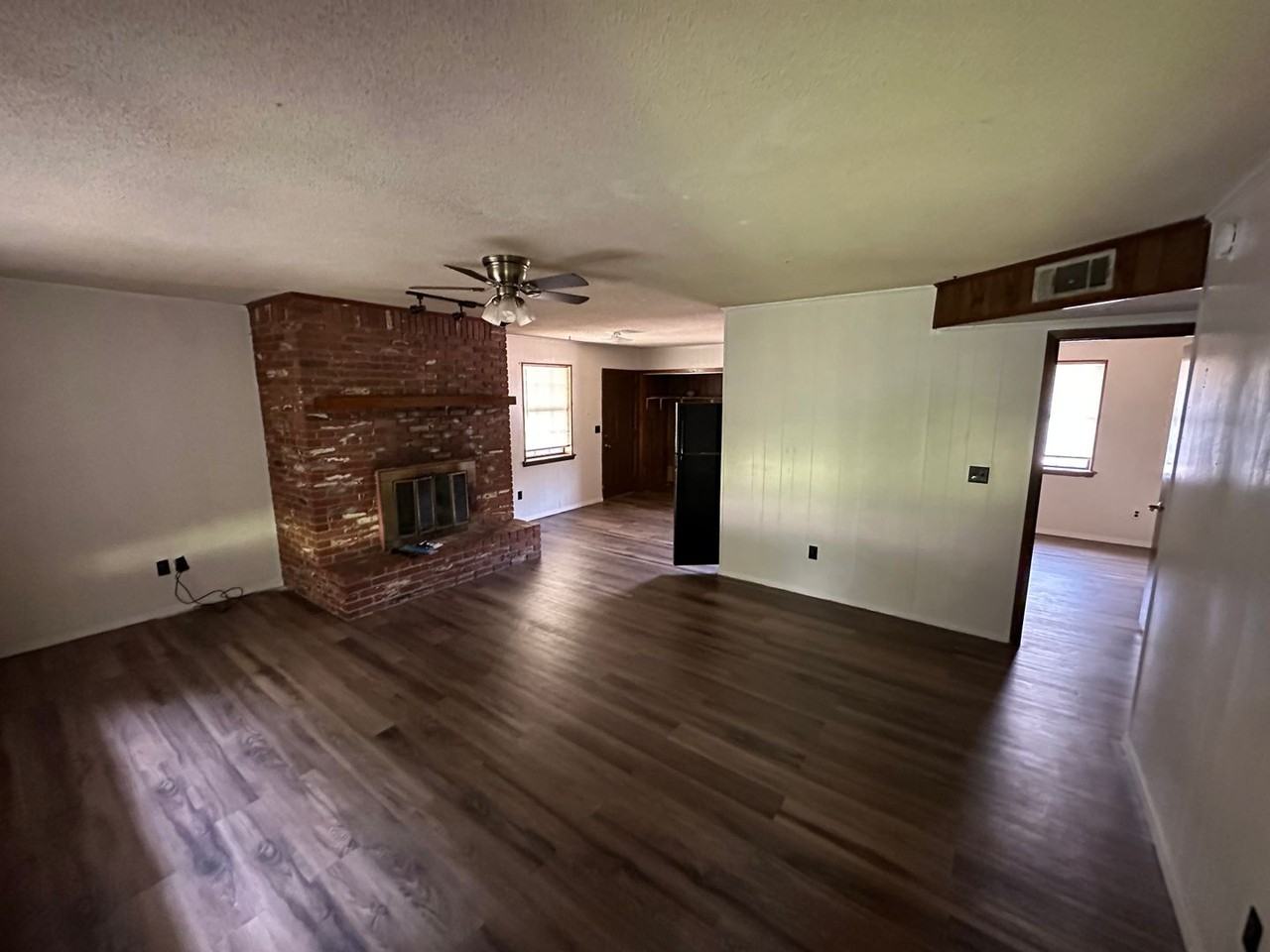 401 W 19th St - Photo 2 of 7