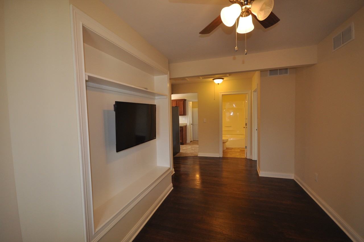 709 Addison Ave - Photo 4 of 15
