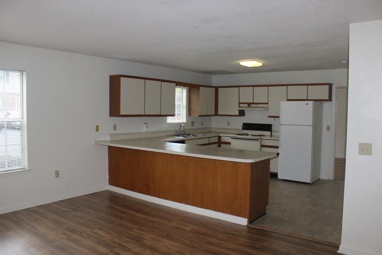 862 Patrick Henry Dr - Photo 4 of 12