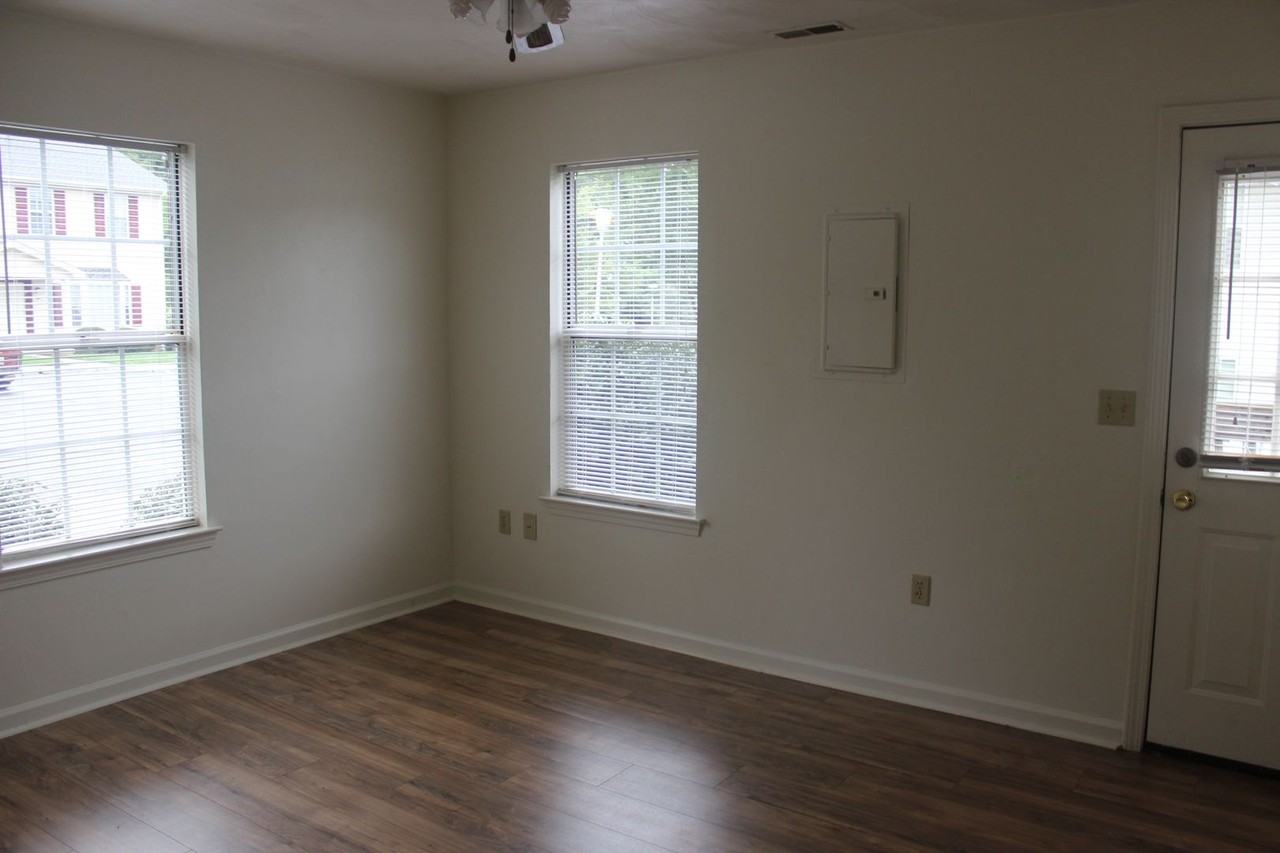 862 Patrick Henry Dr - Photo 5 of 12