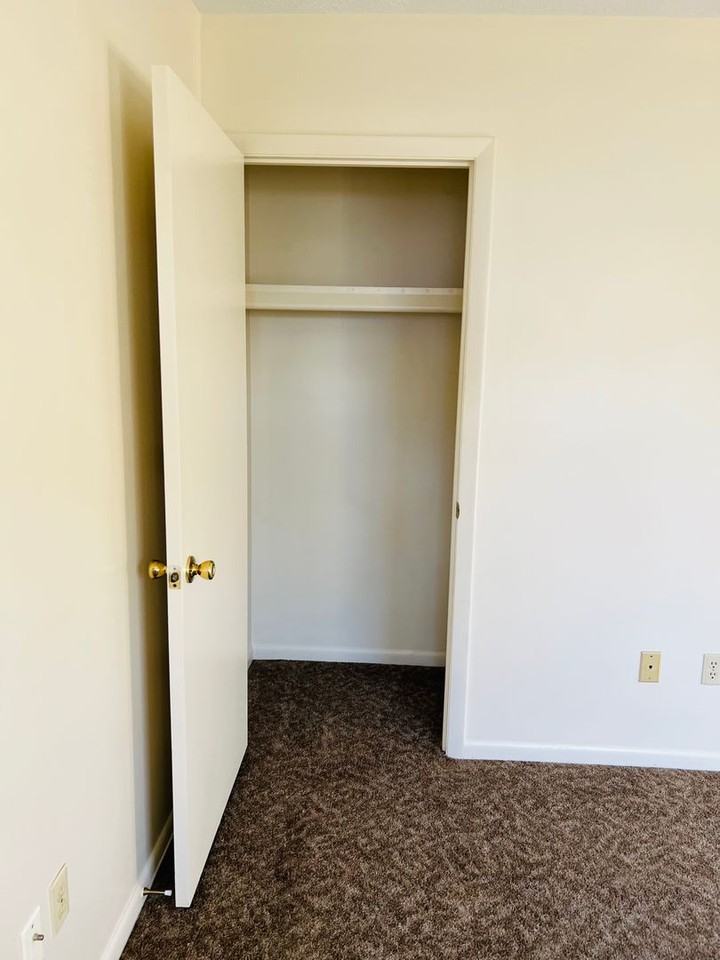 191 Rockingham Dr Apt C - Photo 4 of 8