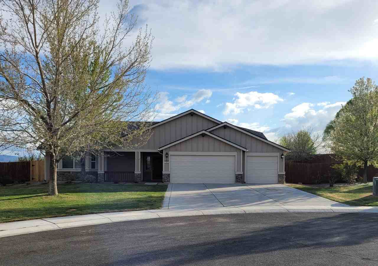 839 Laca St - Photo 2 of 32