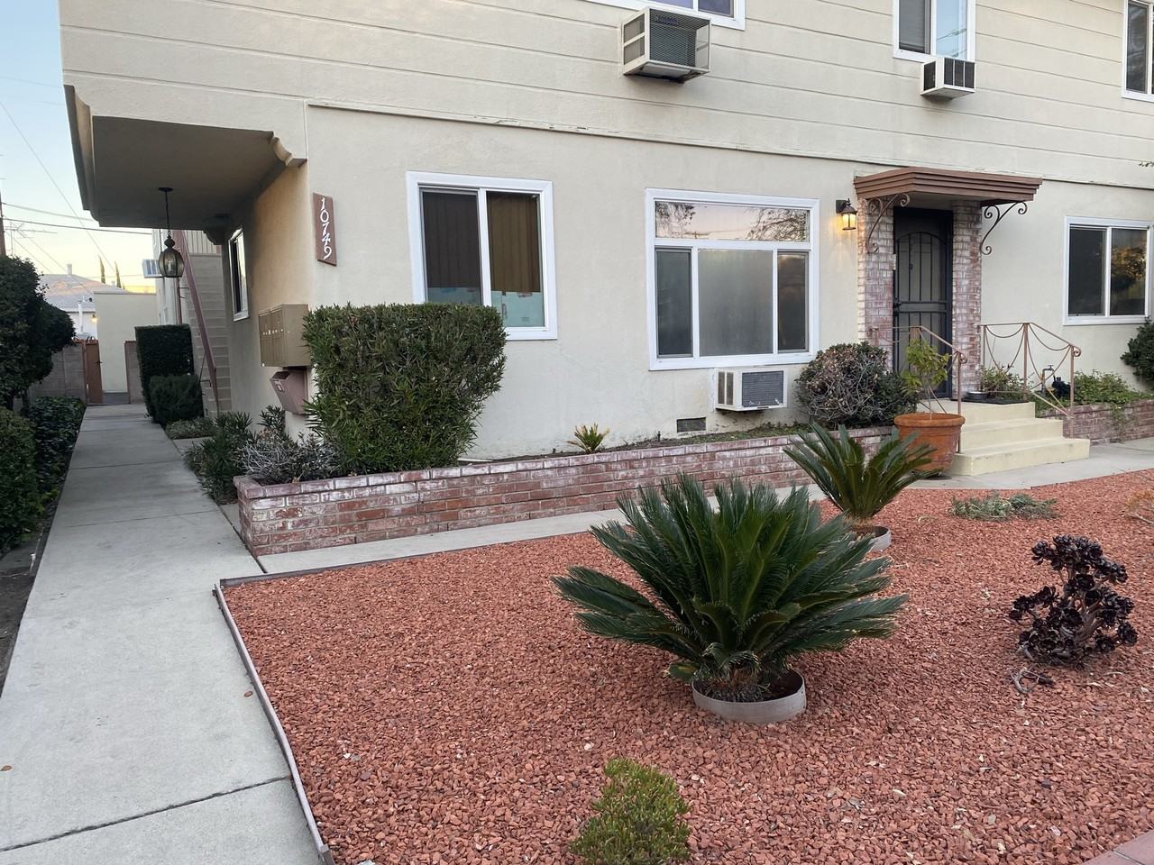 10749 Camarillo St #6 - Photo 2 of 14