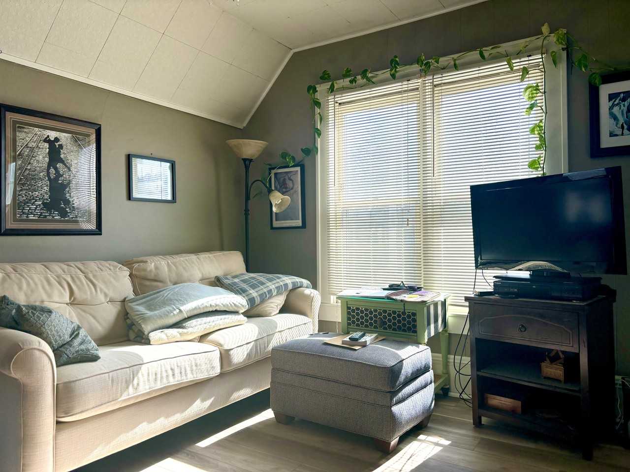 510 W Lakeside St #2 - Photo 3 of 17