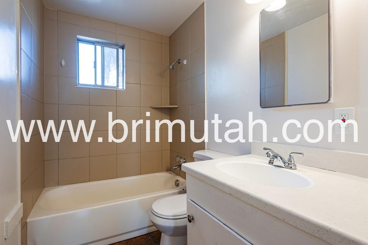 410 E Welby Ave #410 - Photo 5 of 19