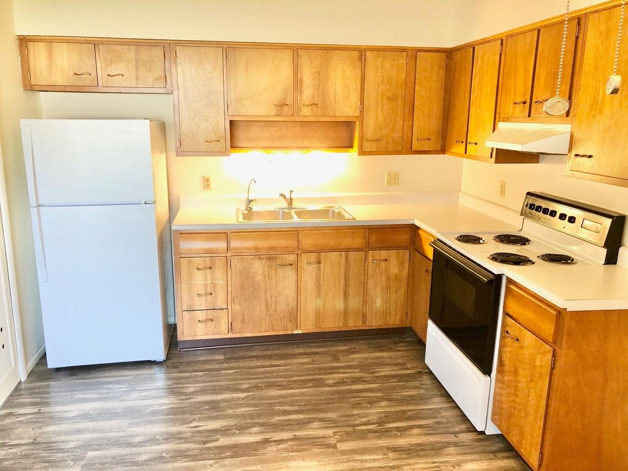 SUNSET BLVD APARTMENTS - Photo 7 of 27