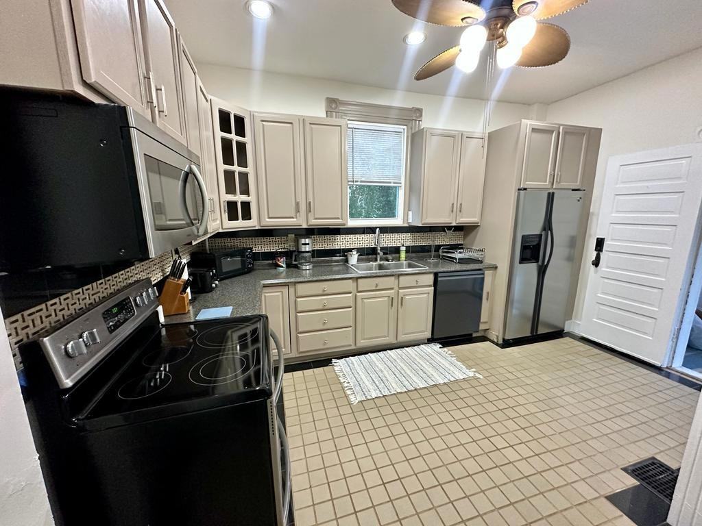 210 Cleveland Ave #A - Photo 2 of 9