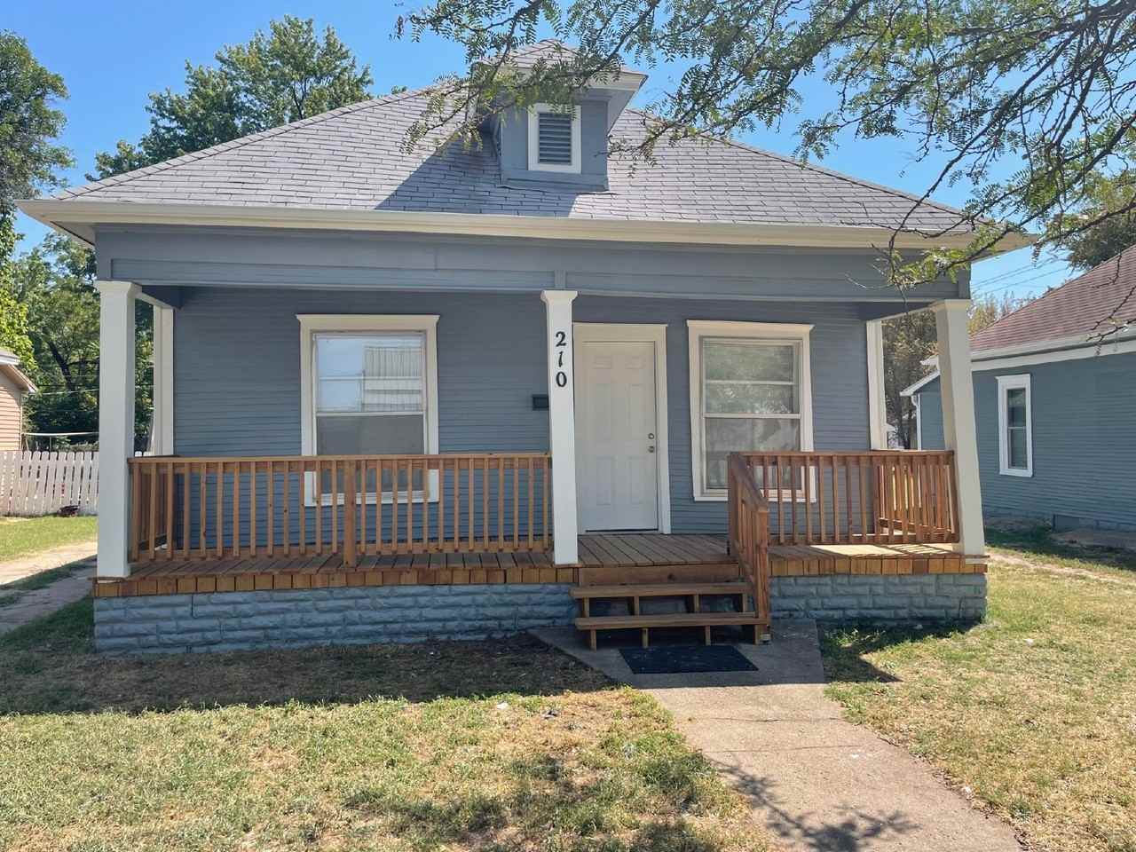 210 N Ash St - Photo 2 of 11