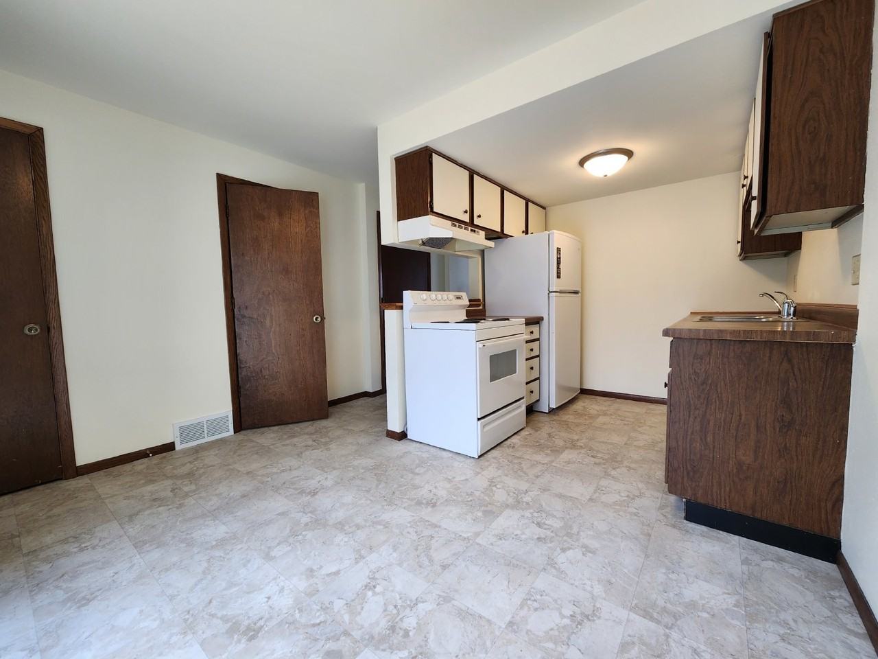1205 Depere St - Photo 5 of 14