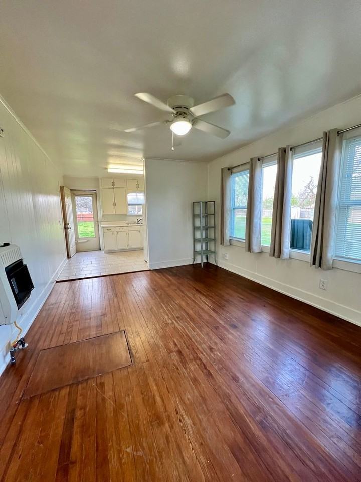 901 E Apache St #B - Photo 3 of 12