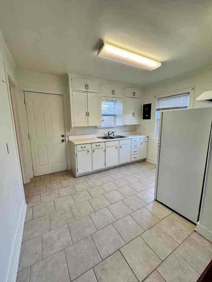 901 E Apache St #B - Photo 5 of 12