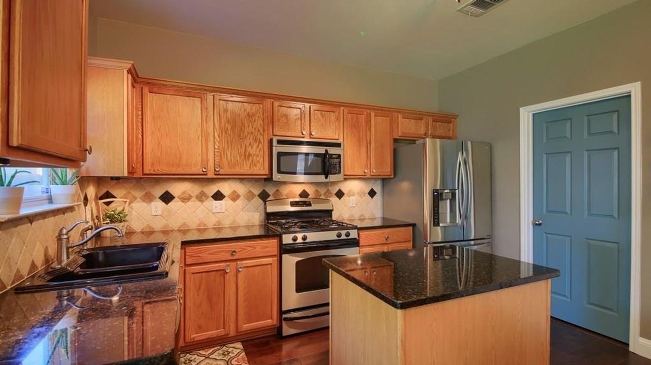 3704 Castle Rock Dr - Photo 3 of 5