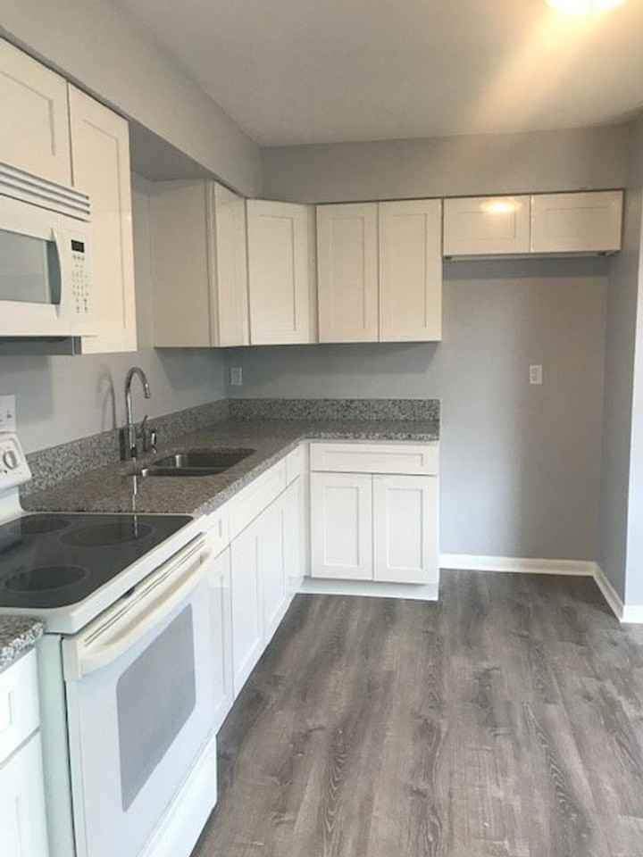 1027 N Brunnell Pkwy - Photo 3 of 10