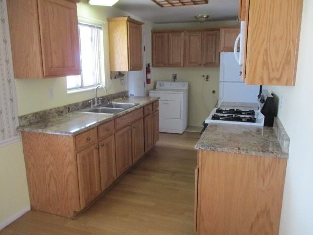 563 Colette Ln - Photo 3 of 16