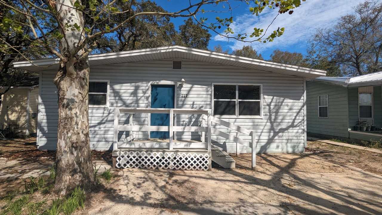 227 Bay St Nw - Photo 3 of 11