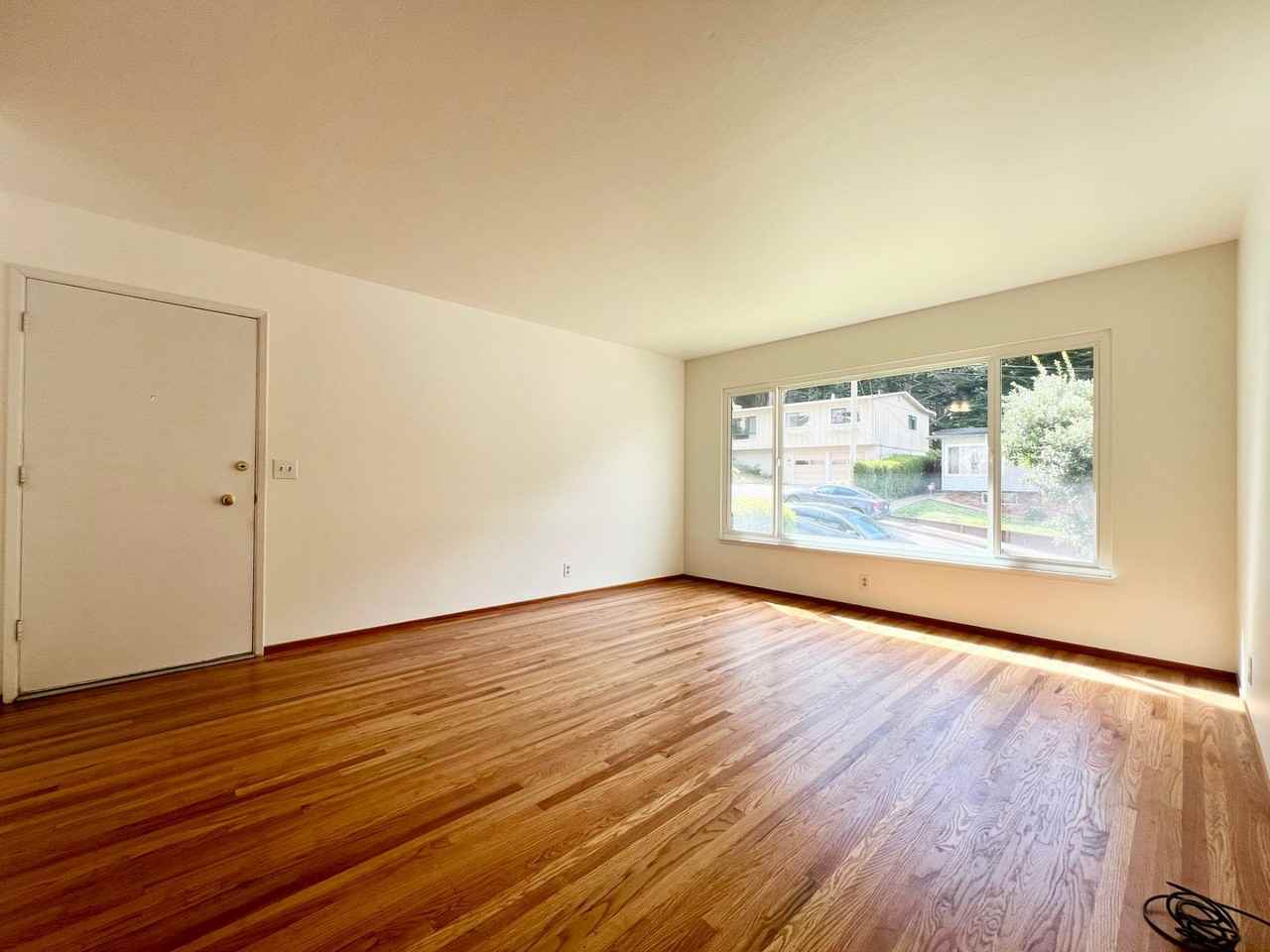 1045 Barcelona Dr - Photo 3 of 35
