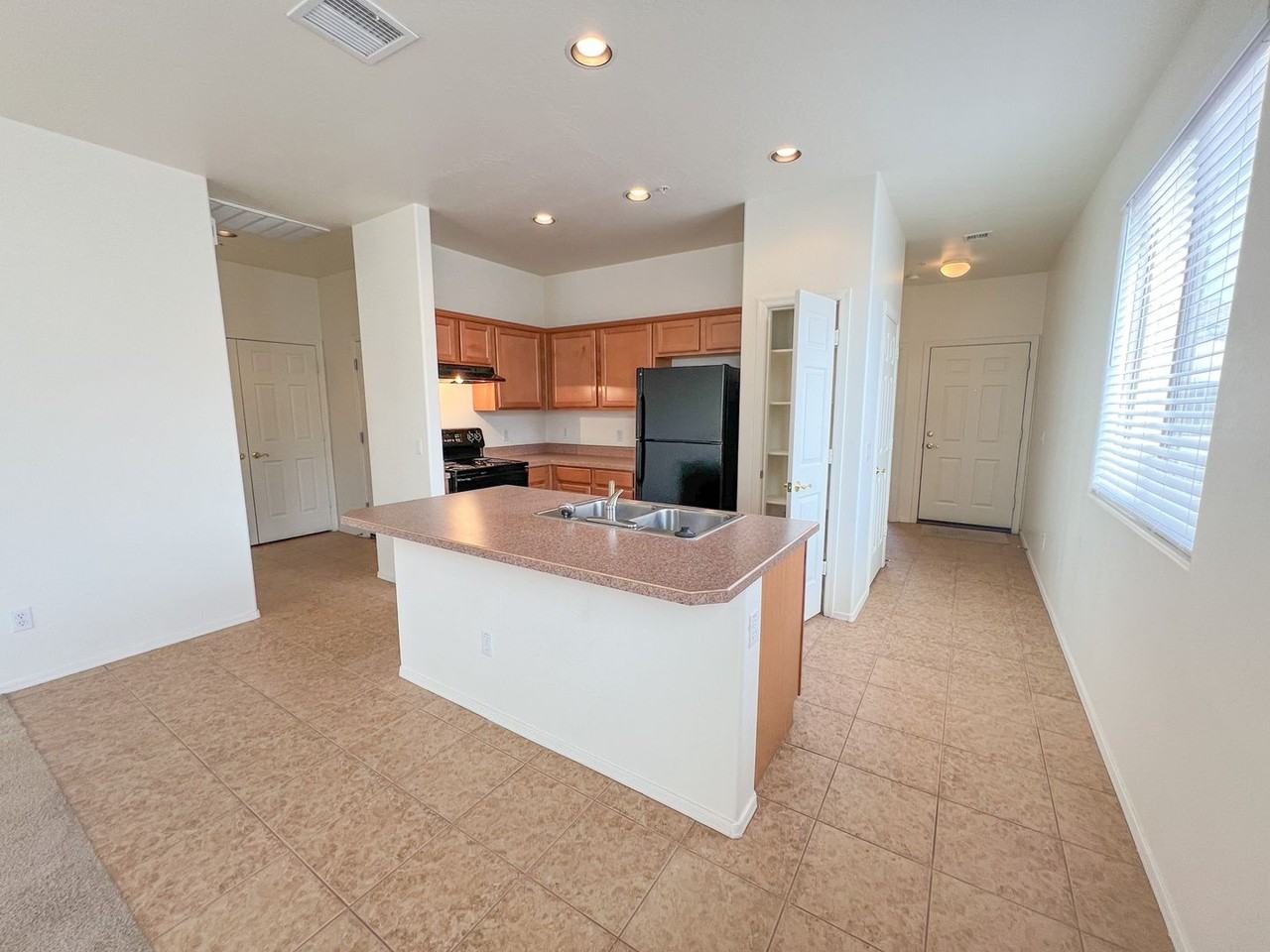 1715 Pinon Dr - Photo 4 of 15