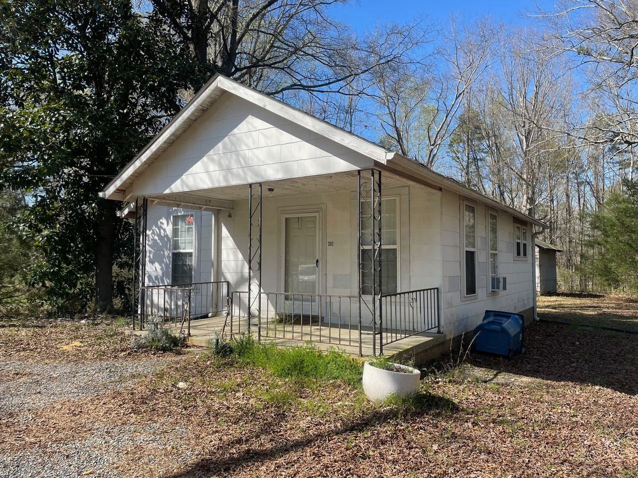 202 E College St - Photo 3 of 17