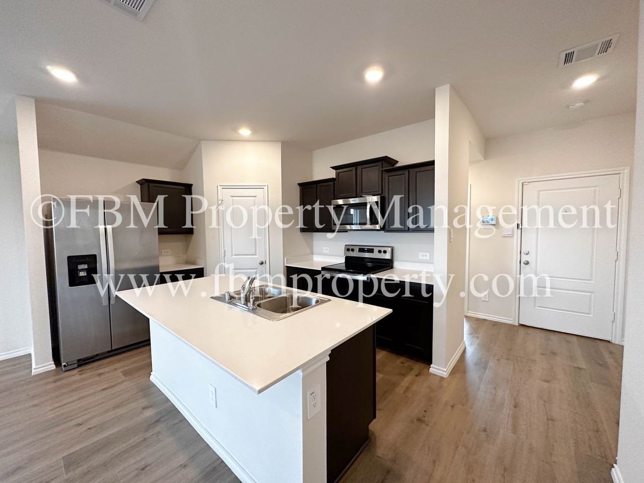 864 Keystone Ct - Photo 6 of 25