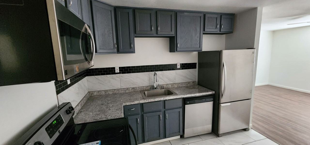 907 James Ave #A - Photo 2 of 8