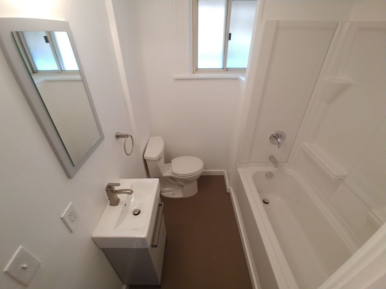 222 Walter St - Photo 5 of 11