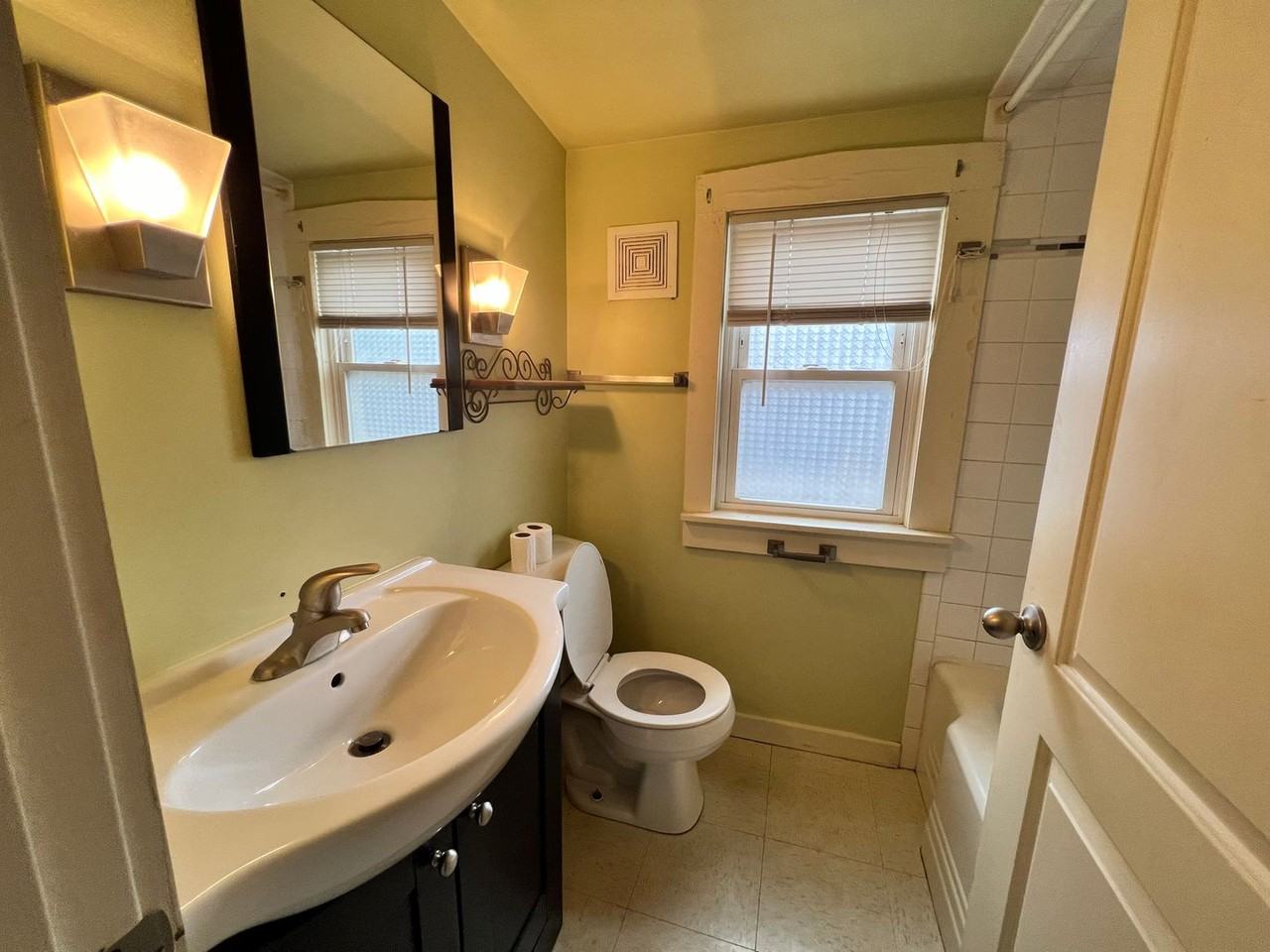 1002 Warren St - Photo 2 of 8