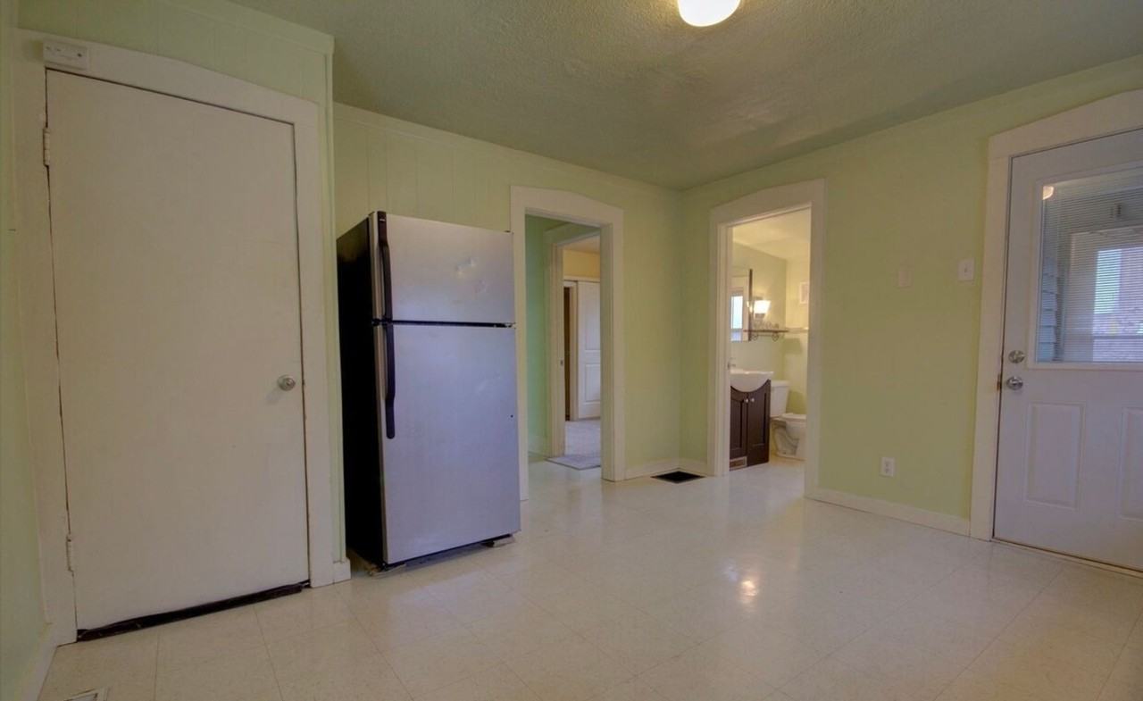 1002 Warren St - Photo 3 of 8