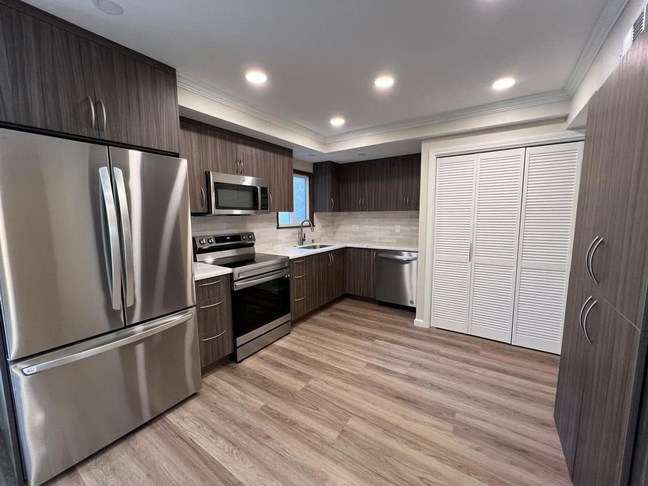 6241 Holly Spring Ct - Photo 4 of 12