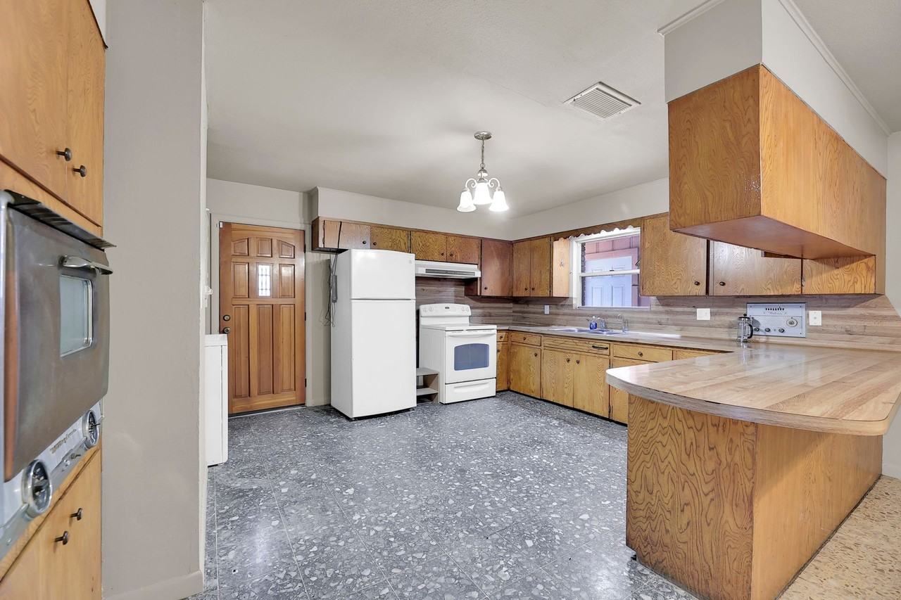 810 S 16th 1/2 St #B - Photo 3 of 23