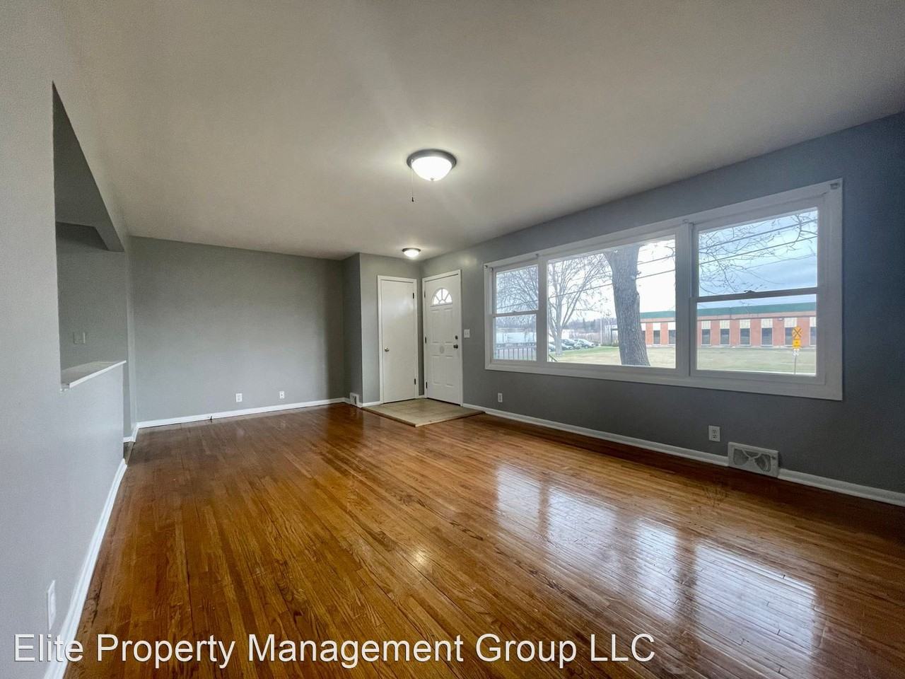 5212 Winnetka Ave N - Photo 3 of 10