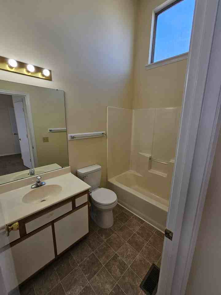 374 W Stevens St - Photo 3 of 9