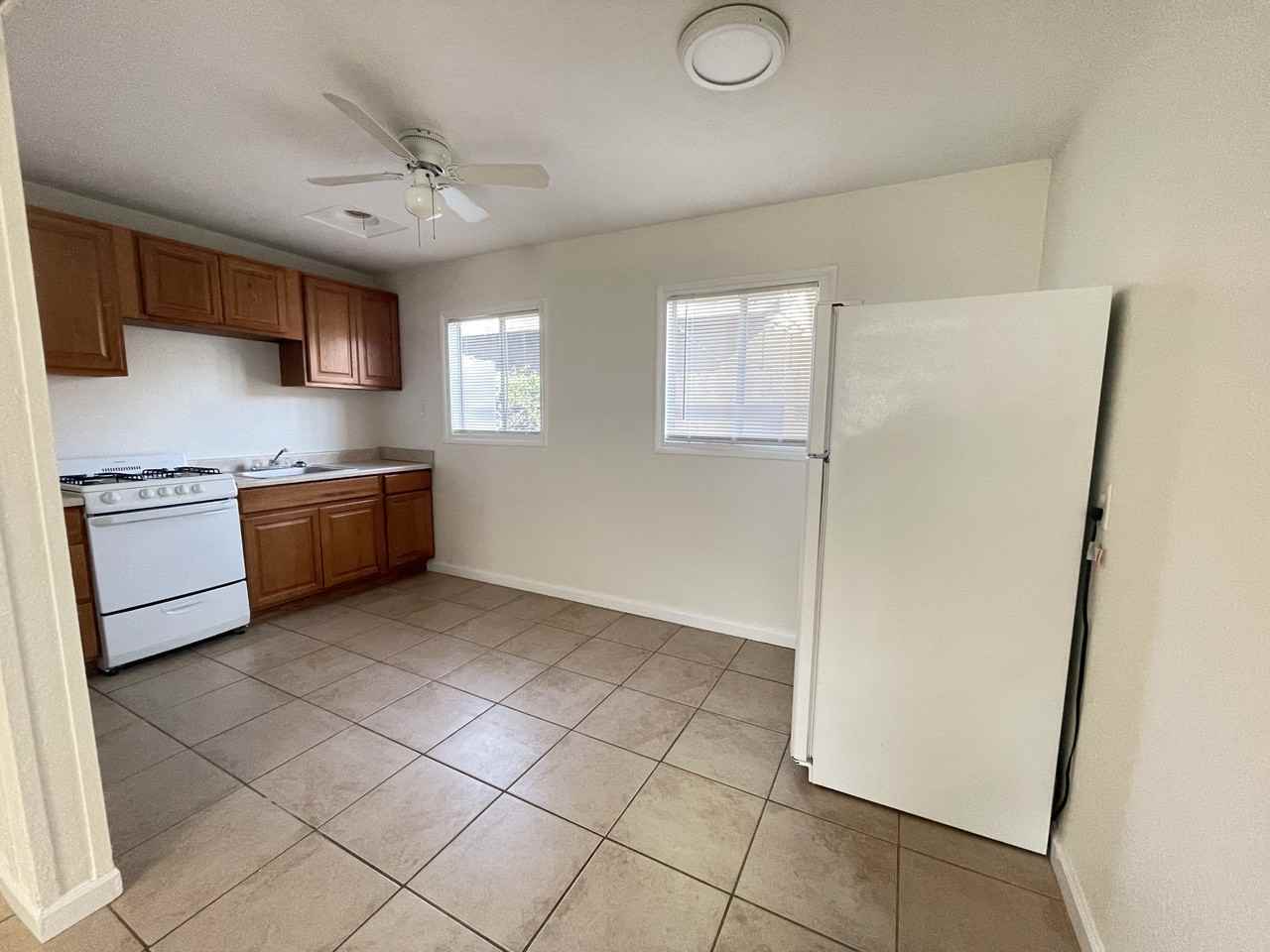 208 S I St - Photo 2 of 4